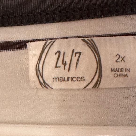 24/7 Maurices Striped Women's Top with Multicolor Sleeves. Size 2X - Picture 6 of 10